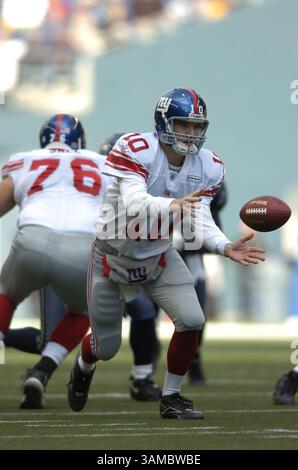 27 novembre 2005 - Seattle, WA, USA - il quarterback dei New York Giants Eli Manning (10) lascia il campo da football contro i Seattle Seahawks al Qwest Field di Seattle, Washington. I Seahawks sconfissero i Giants 24-21. 27 novembre 2005. ©Troy Wayrynen/Columbian

 (immagine di credito: © Troy Wayryen/ZUMAPRESS.com) Foto Stock
