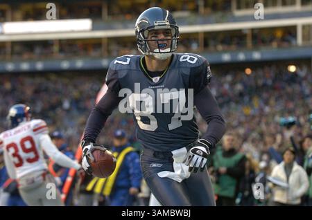27 novembre 2005 - Seattle, WA, USA - il ricevitore dei Seattle Seahawks Joe Jurevicius (87) riceve un passaggio da 16 yard nel terzo quarto per dare ai Seahawks il vantaggio contro i New York Giants Sunday al Qwest Field di Seattle, Washington. I Seahawks batterono i Giants 24-21 ai tempi supplementari. 27 novembre 2005. ©Troy Wayrynen/Columbian

 (immagine di credito: © Troy Wayryen/ZUMAPRESS.com) Foto Stock
