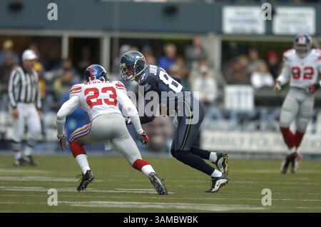 27 novembre 2005 - Seattle, WA, USA - il wide receiver dei Seattle Seahawks Joe Jurevicius (87) riceve un passaggio contro il cornerback dei New York Giants Corey Webster (23) al Qwest Field di Seattle, Washington. I Seahawks sconfissero i Giants 24-21. 27 novembre 2005. ©Troy Wayrynen/Columbian

 (immagine di credito: © Troy Wayryen/ZUMAPRESS.com) Foto Stock