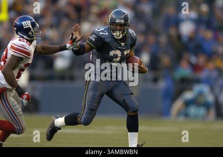 27 novembre 2005 - Seattle, WA, USA - il runningback dei Seattle Seahawks Shaun Alexander (37) supera la safety dei New York Giants Gibril Wilson (28) al Qwest Field di Seattle, Washington. I Seahawks sconfissero i Giants 24-21. 27 novembre 2005. ©Troy Wayrynen/Columbian

 (immagine di credito: © Troy Wayryen/ZUMAPRESS.com) Foto Stock