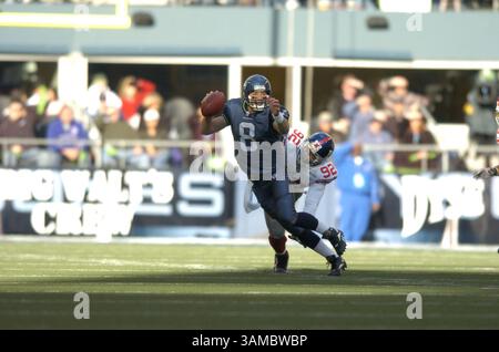 27 novembre 2005 - Seattle, WA, USA - il quarterback dei Seattle Seahawks Matt Hasselbeck (8) è placcato dal defensive end dei New York Giants Michael Strahan al Qwest Field di Seattle, Washington. I Seahawks sconfissero i Giants 24-21. 27 novembre 2005. ©Troy Wayrynen/Columbian

 (immagine di credito: © Troy Wayryen/ZUMAPRESS.com) Foto Stock