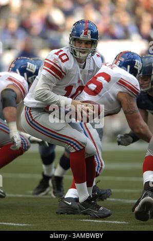 27 novembre 2005 - Seattle, WA, USA - il quarterback dei New York Giants Eli Manning (10) in una partita contro i Seattle Seahawks al Qwest Field di Seattle, Washington. I Seahawks sconfissero i Giants 24-21. 27 novembre 2005. ©Troy Wayrynen/Columbian

 (immagine di credito: © Troy Wayryen/ZUMAPRESS.com) Foto Stock