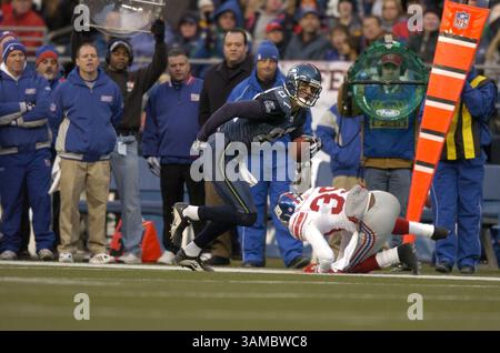 27 novembre 2005 - Seattle, WA, USA - il ricevitore dei Seattle Seahawks Joe Jurevicius (87) rompe un tackle per ottenere un primo down contro il cornerback dei New York Giants Curtis Deloatch (39) Sunday al Qwest Field di Seattle, Washington. I Seahawks batterono i Giants 24-21 ai tempi supplementari. 27 novembre 2005. ©Troy Wayrynen/Columbian

 (immagine di credito: © Troy Wayryen/ZUMAPRESS.com) Foto Stock