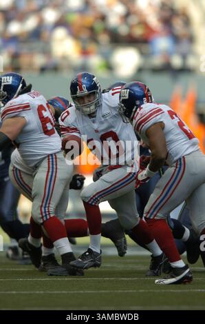 27 novembre 2005 - Seattle, WA, USA - il quarterback dei New York Giants Eli Manning (10) lascia il campo da football contro i Seattle Seahawks al Qwest Field di Seattle, Washington. I Seahawks sconfissero i Giants 24-21. 27 novembre 2005. ©Troy Wayrynen/Columbian

 (immagine di credito: © Troy Wayryen/ZUMAPRESS.com) Foto Stock