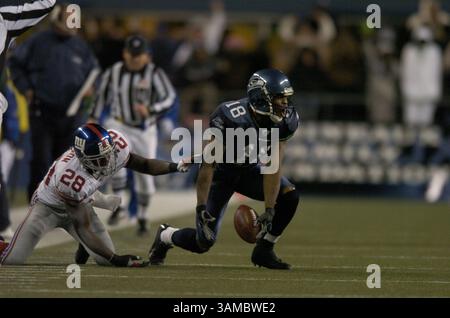27 novembre 2005 - Seattle, WA, USA - il ricevitore dei Seattle Seahawks D.J. Hackett (18) festeggia dopo aver ricevuto un passaggio da 38 yard contro la safety dei New York Giants Gibril Wilson (28) durante i tempi supplementari contro i Giants Sunday al Qwest Field di Seattle, Washington. I Seahawks batterono i Giants 24-21. 27 novembre 2005. ©Troy Wayrynen/Columbian

 (immagine di credito: © Troy Wayryen/ZUMAPRESS.com) Foto Stock