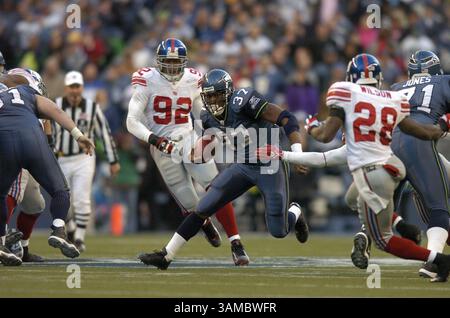 27 novembre 2005 - Seattle, WA, USA - il running back dei Seattle Seahawks Shaun Alexander (37) recupera un primo down contro i New York Giants Sunday al Qwest Field di Seattle, Washington. Alexander corse 110 yard e 1 touchdown nella partita. I Seahawks batterono i Giants 24-21 ai tempi supplementari. 27 novembre 2005. ©Troy Wayrynen/Columbian

 (immagine di credito: © Troy Wayryen/ZUMAPRESS.com) Foto Stock