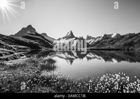Vista dell'alba sulla catena montuosa bernese sopra il lago Bachalpsee. Picchi Eiger, Jungfrau, Faulhorn in località famosa nelle alpi svizzere, valle di Grindelwald, Grinde Foto Stock