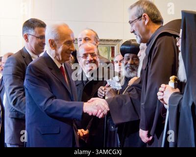 30 dicembre 2013 - Gerusalemme, Israele - il Presidente dello Stato d'Israele, SHIMON PERES, stringe la mano a P. PIERBATTISTA PIZZABALLA, Custode di Terra Santa, mentre accoglie gli ospiti presso la Residenza dei Presidenti. Il presidente ha ospitato un tradizionale ricevimento di Capodanno per i leader cristiani cui hanno partecipato i capi di tutte le confessioni cristiane. (Immagine di credito: © Nir Alon/ZUMAPRESS.com) Foto Stock