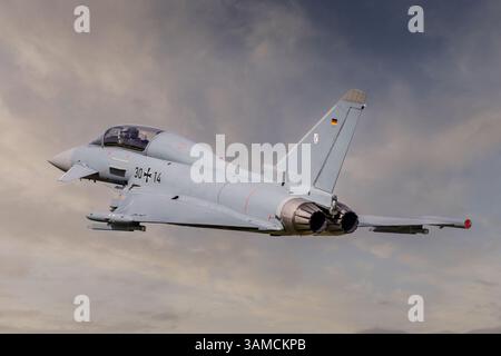Caccia-bombardiere Panavia Tornado in volo sotto un cielo sereno, che mostra le sue ali a geometria variabile distintive durante un'esercitazione della Luftwaffe in Germania. Foto Stock