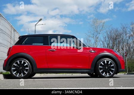 Bucarest, Romania - 13 aprile 2025: Vista ravvicinata dell'auto rossa Mini Cooper nel parcheggio Foto Stock