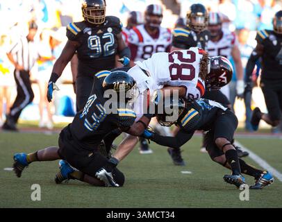 31 dicembre 2013 - El Paso, Texas, Stati Uniti d'America - 31 dicembre 2013 El Paso, TX...UCLA cornerback (21) Justin Combs Tackles Virginia Tech tailback (28) Chris Mangus. Gli UCLA Bruins sconfissero i Virginia Tech Hokies 42-12 martedì 31 dicembre 2013 nell'Hyundai Rose Bowl a Pasadena, California. (Credito obbligatorio: Juan Lainez / MarinMedia.org / Cal Sport Media) (fotografo completo e credito richiesto) (immagine di credito: © Juan Lainez / Marinmedia. Org/Cal Sport Media/Cal Sport Media/ZUMAPRESS.com) Foto Stock