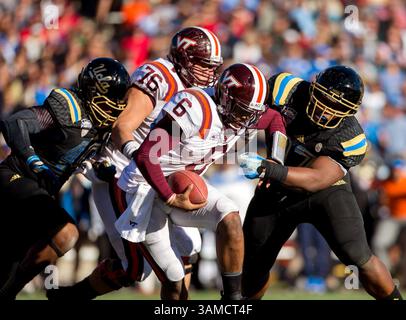 31 dicembre 2013 - El Paso, Texas, Stati Uniti d'America - 31 dicembre 2013 El Paso, TX...UCLA Defensive Tackle (97) Kenny Clark Tackles Viginia Tech quarterback (6) Mark Leal. Gli UCLA Bruins sconfissero i Virginia Tech Hokies 42-12 martedì 31 dicembre 2013 nell'Hyundai Rose Bowl a Pasadena, California. (Credito obbligatorio: Juan Lainez / MarinMedia.org / Cal Sport Media) (fotografo completo e credito richiesto) (immagine di credito: © Juan Lainez / Marinmedia. Org/Cal Sport Media/Cal Sport Media/ZUMAPRESS.com) Foto Stock