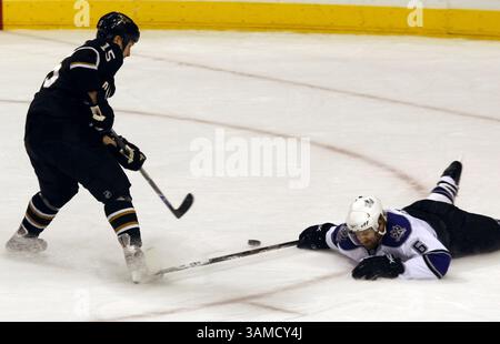19 novembre 2007 - Brad Stuart (6) dei Los Angeles Kings scende sul ghiaccio per difendere un tiro delle stelle di Dallas Niklas Hagman (15) durante il secondo periodo di azione all'American Airlines Center di Dallas, Texas, lunedì 19 novembre 2007. (Sharon M. Steinman/Fort Worth Star-Telegram/MCT) (immagine di credito: © Sharon M. Steinman/MCT/ZUMAPRESS.com) Foto Stock