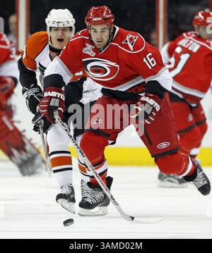28 novembre 2007 - Andrew Ladd dei Carolina Hurricanes (16) combatte contro Sami Kapanen dei Philadelphia Flyers (24) per il puck durante la prima azione d'epoca presso l'RBC Center di Raleigh, Carolina del Nord, mercoledì 28 novembre 2007. (Chris Seward/Raleigh News & Observer/MCT) (immagine di credito: © Chris Seward/MCT/ZUMAPRESS.com) Foto Stock