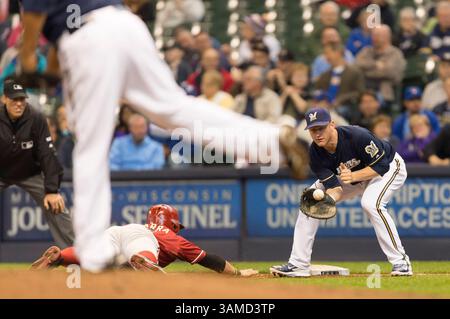 7 maggio 2014 - Milwaukee, Wisconsin, Stati Uniti d'America - 7 maggio 2014: Lyle Overbay #24 prima base dei Milwaukee Brewers attende il lancio mentre il baserunner degli Arizona Diamondbacks Martin Prado #14 torna alla prima base durante la partita di baseball della Major League tra i Milwaukee Brewers e gli Arizona Diamondbacks al Miller Park di Milwaukee, WISCONSIN. Arizona guida Milwaukee 2-1 all'ottavo inning. John Fisher/CSM(immagine di credito: © John Fisher/Cal Sport Media/ZUMAPRESS.com) Foto Stock