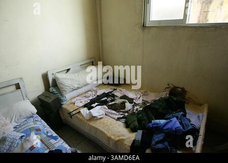 16 agosto 2013 - Tripoli, Libano - gli arsenali privati pieni di armi nuove e vecchie a Tripoli sono sparsi per tutta la città all'interno di negozi e case, sia le milizie sunnite che alawite si stanno costantemente preparando per i grandi scontri in Libano a causa dell'effetto diretto del conflitto siriano che si è riversato nelle strade del paese da quando è iniziato oltre due anni fa. (Immagine di credito: © Omar Alkalouti/ZUMA Wire/ZUMAPRESS.com) Foto Stock