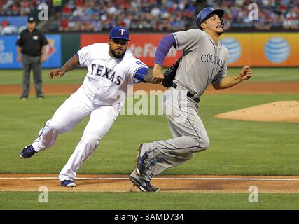 7 maggio 2014 - Arlington, Texas, Stati Uniti - prima base dei Texas Rangers PRINCE FIELDER FIELDER, a sinistra, sfida il corridore della base dei Colorado Rockies NOLAN ARENADO per terminare il terzo inning. (Immagine di credito: © Ron Jenkins/MCT/ZUMAPRESS.com) Foto Stock