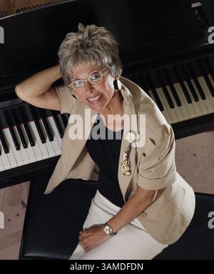 9 settembre 2008 - Coral Gables, Florida, USA - Rita Moreno posa per ritratto all'Hyatt di Coral Gables, Florida durante una recente intervista. Moreno ha trovato fama dopo il suo ruolo in West Side Story e ha vinto i premi Oscar, Tony, Emmy e Grammy. (John VanBeekum/Miami Herald/MCT) (immagine di credito: © John Vanbeekum/MCT/ZUMAPRESS.com) Foto Stock
