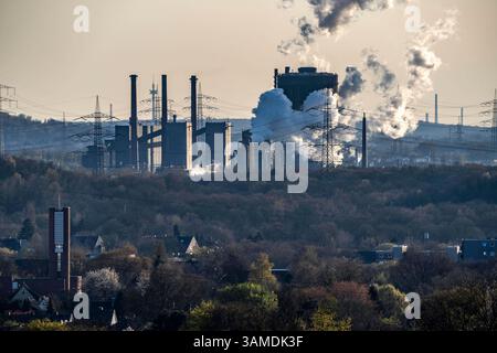 Kokerei Prosper, betrieben vom Stahlkonzern ArcelorMittal,146 Koksöfen mit einer Tagesleistung von 5500 Tonnen Koks, Bottrop, Löschwolke, NRW, Deutschland, Kokerei Prosper *** impianto di coke Prosper, gestito dal gruppo siderurgico ArcelorMittal, 146 forni da coke con una produzione giornaliera di 5500 tonnellate di coke, Bottrop, Löschwolke, NRW, Germania, pianta di cokeria prospera Foto Stock
