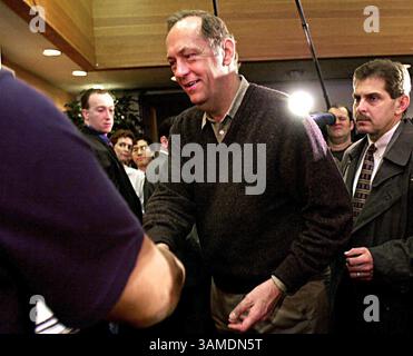 29 feb. 2000 - Stati Uniti - KRT LA NOTIZIA degli Stati Uniti È BLOCCATA: PRIMARIE-BRADLEY KRT FOTOGRAFIA DI DAN ROSENSTRAUCH/CONTRA COSTA TIMES (KRT141) SAN FRANCISCO, CALIFORNIA-- il candidato presidenziale Bill Bradley stringe la mano ai sostenitori mentre lascia il San Francisco General Hospital martedì 29 febbraio 2000 a San Francisco, California. Bradley ha parlato con i sostenitori e i media sul controllo delle armi prima di dirigersi nel sud della California più tardi. (CC) PL KD BL 2000 (Horiz) (lde) (immagine di credito: © Contra Costa Times/mct/ZUMAPRESS.com) Foto Stock