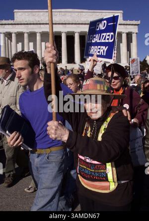 29 febbraio 2000 - Stati Uniti - KRT US NEWS STORY SLUGGED: GRANNYD KRT PHOTOGRAPH BY CHUCK KENNEDY (KRT125) WASHINGTON, D.C., febbraio 29 - Doris Haddock, 90, di Dublino, New Hampshire, conosciuta come ''Granny D'' passa davanti al Lincoln Memorial, a Washington, D.C., venerdì, nell'ultimo giorno della sua camminata per protestare contro la riforma finanziaria della campagna. Anche se fragile, Haddock si aggirava in media per 10 miglia al giorno in un trekking iniziato a Los Angeles e terminato oggi sui gradini del Campidoglio. (KRT) PL BL KD 2000 (VERT.) (kn) (immagine di credito: © PHOTOGNOSOURCE/mct/ZUMAPRESS.com) Foto Stock