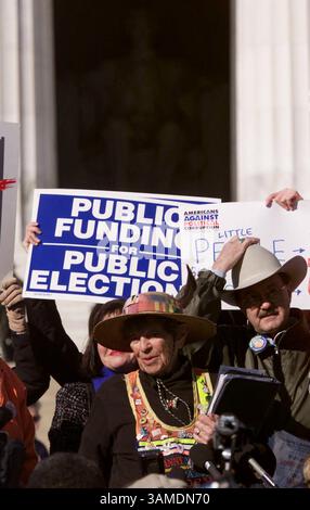 29 febbraio 2000 - Stati Uniti - KRT US NEWS STORY SLUGGED: GRANNYD KRT PHOTOGRAPH BY CHUCK KENNEDY (KRT126) WASHINGTON, D.C., febbraio 29 - Doris Haddock, 90, di Dublino, New Hampshire, conosciuta come ''Granny D'' passa davanti al Lincoln Memorial, a Washington, D.C., venerdì, nell'ultimo giorno della sua camminata per protestare contro la riforma finanziaria della campagna. Anche se fragile, Haddock si aggirava in media per 10 miglia al giorno in un trekking iniziato a Los Angeles e terminato oggi sui gradini del Campidoglio. (KRT) PL BL KD 2000 (VERT.) (kn) (immagine di credito: © PHOTOGNOSOURCE/mct/ZUMAPRESS.com) Foto Stock