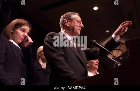 10 febbraio 2002 - Stati Uniti - KRT LA NOTIZIA americana È SLUGGED: FORBES KRT FOTOGRAFIA DI CHUCK KENNEDY/KRT (KRT119) WASHINGTON, D.C., 10 febbraio -- editore Steve Forbes, centro, circondato da membri della famiglia, moglie Sabina, destra, figlie Catherine, seconda sinistra e Moira, sinistra, durante un raduno con i sostenitori dove Forbes si è formalmente ritirato dalla corsa presidenziale del 2000 a Washington, DC Thursday. Forbes rifiutò di appoggiare il governatore del Texas George W. Bush o il senatore dell'Arizona John McCain, i due uomini che ora lottano per la nomina presidenziale repubblicana. (KRT) PL BL KD 2000 (HORIZ.) (kn) (immagine digitale) (C Foto Stock