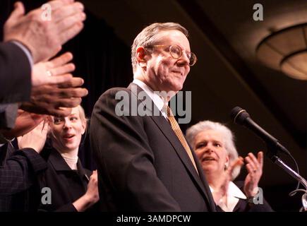 10 febbraio 2002 - Stati Uniti - KRT LA NOTIZIA americana È SLUGGED: FORBES KRT FOTOGRAFIA DI CHUCK KENNEDY/KRT (KRT117) WASHINGTON, D.C., 10 febbraio -- editore Steve Forbes, centro, circondato da membri della famiglia, moglie Sabina, destra, figlie Catherine, seconda sinistra e Moira, sinistra, durante un raduno con i sostenitori dove Forbes si è formalmente ritirato dalla corsa presidenziale del 2000 a Washington, DC Thursday. Forbes rifiutò di appoggiare il governatore del Texas George W. Bush o il senatore dell'Arizona John McCain, i due uomini che ora lottano per la nomina presidenziale repubblicana. (KRT) PL BL KD 2000 (HORIZ.) (kn) (immagine digitale) (C Foto Stock