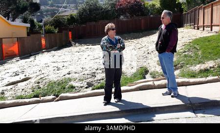 22 marzo 2011 - San Bruno, CA, USA - Carlene e Art Vasquez si trovano nel lotto vuoto dopo che i lavoratori hanno demolito la casa di famiglia a San Bruno, California, il 22 marzo 2011. La casa è stata danneggiata irreparabilmente in un'esplosione di un gasdotto di gas naturale. La famiglia ha intenzione di ricostruire. (Gary Reyes/San Jose Mercury News/MCT) (immagine di credito: © Gary Reyes/MCT/ZUMAPRESS.com) Foto Stock