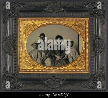 18 febbraio 2011 - Washington, DC, USA - questa rara fotografia ambrotype di un soldato afroamericano lo mostra seduto con la sua famiglia durante la guerra di secessione americana. Questa fotografia d'epoca si trova nella mostra "The Last Full Measure: Civil War Photographs from the Liljenquist Family Collection", presso la Library of Congress di Washington, D.C., fino al 13 agosto 2011. (Library of Congress/MCT) (immagine di credito: © Handout/MCT/ZUMAPRESS.com) Foto Stock