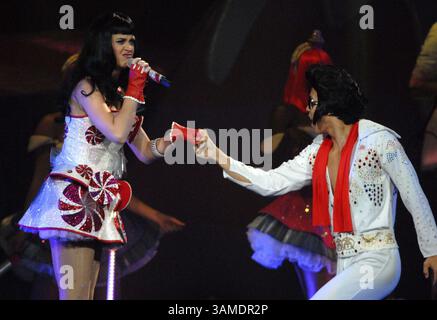 13 agosto 2011 - San Jose, CA, Stati Uniti - Katy Perry, Left, si esibisce all'HP Pavilion di San Jose, California, venerdì 12 agosto 2011. (Dan Honda/San Jose Mercury News/MCT) (immagine di credito: © Dan Honda/MCT/ZUMAPRESS.com) Foto Stock