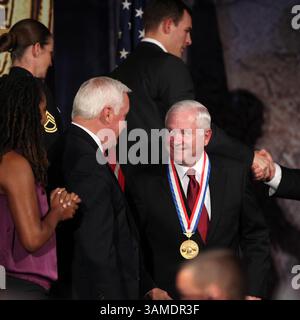 22 settembre 2011 - Filadelfia, Pennsylvania, USA - il governatore della Pennsylvania Thomas W. Corbett parla con l'ex Segretario alla difesa degli Stati Uniti Robert M. Gates, giusto, al termine della cerimonia della Liberty Medal del 2011, in onore di Gates, al National Constitution Center di Filadelfia, Pennsylvania, il 22 settembre 2011. (David M. Warren/Philadelphia Inquirer/MCT) (immagine di credito: © David M. Warren/MCT/ZUMAPRESS.com) Foto Stock