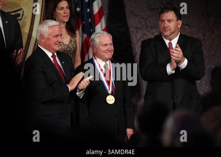 22 settembre 2011 - Filadelfia, PA, USA - il governatore della Pennsylvania Thomas W. Corbett, a sinistra, e il presidente e CEO del National Constitution Center David Eisner applaudiscono l'ex Segretario alla difesa degli Stati Uniti Robert M. Gates, al centro, alla conclusione della cerimonia della Liberty Medal del 2011, in onore di Gates, al National Constitution Center di Filadelfia, Pennsylvania, il 22 settembre 2011. (David M. Warren/Philadelphia Inquirer/MCT) (immagine di credito: © David M. Warren/MCT/ZUMAPRESS.com) Foto Stock