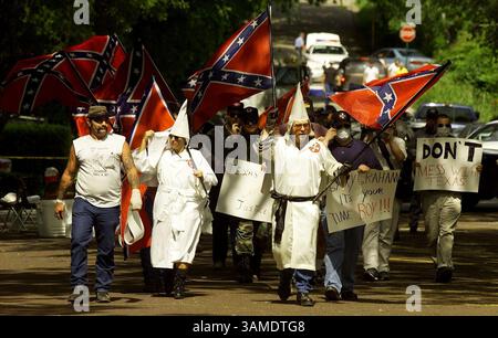 22 giugno 2000 - Stati Uniti - KRT LA NOTIZIA degli Stati Uniti È STATA BLOCCATA: ESECUZIONE KRT FOTOGRAFIA DI SHARON M. STEINMAN/FORT WORTH STAR-TELEGRAM (DALLAS OUT) (KRT) HUNTSVILLE, TEXAS 22 giugno -- i membri del Ku Klux Klan manifestano con altri sostenitori della pena di morte prima dell'esecuzione del detenuto Gary Graham giovedì. Il Texas Board of Pardons and Paroles ha negato una tregua all'ultimo minuto per Graham. (FT) PL KD BL 2000 (Horiz) (mvw) (immagine di credito: © Fort Worth Star-Telegram/mct/ZUMAPRESS.com) Foto Stock