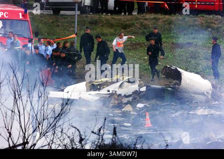 25 luglio 2000 - Stati Uniti - (KRT17) KRT WORLD NEWS STORY SLUGGED: CONCORDE KRT FOTOGRAFIA DI JACK GUEZ/AFP (luglio 25) GONESSE, FRANCIA -- vigili del fuoco e polizia ispezionano il relitto dell'Air France Concorde che si è schiantato poco dopo il decollo dall'aeroporto Charles De Gaulle vicino a Parigi, Francia martedì. Tutti i 109 passeggeri e l'equipaggio a bordo del velivolo furono uccisi e almeno 4 persone a terra morirono quando il volo charter dei turisti tedeschi in rotta per New York City precipitò nel primo incidente del jet supersonico. (KRT) AP PL BL KD 2000 (HORIZ.) (kn) (foto aggiuntive disponibili su KRT Direct, KRT Foto Stock