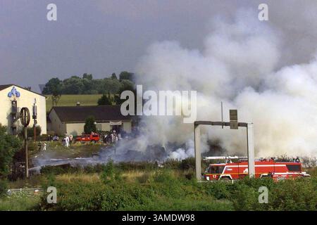 25 luglio 2000 - Stati Uniti - (KRT15) KRT WORLD NEWS STORY SLUGGED: CONCORDE KRT FOTOGRAFIA DI JACK GUEZ/AFP (luglio 25) GONESSE, FRANCIA -- i vigili del fuoco estinguono il relitto dell'Air France Concorde che si è schiantato poco dopo il decollo dall'aeroporto Charles De Gaulle vicino a Parigi, Francia martedì. Tutti i 109 passeggeri e l'equipaggio a bordo del velivolo furono uccisi e almeno 4 persone a terra morirono quando il volo charter dei turisti tedeschi in rotta per New York City precipitò nel primo incidente del jet supersonico. (KRT) AP PL BL KD 2000 (HORIZ.) (kn) (foto aggiuntive disponibili su KRT Direct, KRT/PressLi Foto Stock