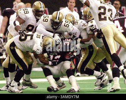 22 ottobre 2000 - FRANCOBOLLO, Stati Uniti - KRT SPORTS STORY SLUGGED: FALCONS-SAINTS KRT FOTOGRAFIA DI BEAU CABELL/MACON TELEGRAPH (22 ottobre) ATLANTA, GEORGIA -- il running back degli Atlanta Falcons Jamal Anderson viene fermato nel primo tempo dai New Orleans Saints ad Atlanta, Georgia Sunday. I Saints batterono i Falcons 21-19. (MA) AP PL BL KD 2000 (ORIZ.) (kn) (immagine di credito: © Macon Telegraph/mct/ZUMAPRESS.com) Foto Stock