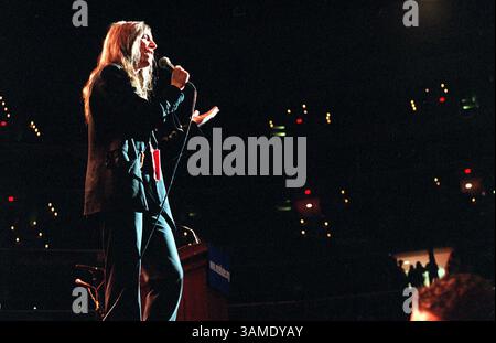 5 novembre 2000 - FRANCOBOLLO, Stati Uniti - KRT la NOTIZIA americana SLUGGED: NADER KRT FOTOGRAFIA DI LINDA D. EPSTEIN/KRT (5 novembre) WASHINGTON, DC-- la rock star Patti Smith canta durante una manifestazione per Ralph Nader e il Green Party al MCI Center domenica 5 novembre 2000. (KRT) PL KD BL 2000 (Horiz) (lde) (immagine di credito: © PHOTOGNOSOURCE/mct/ZUMAPRESS.com) Foto Stock