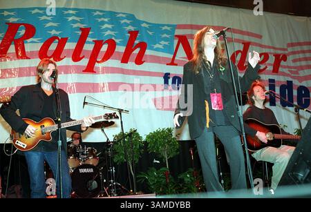 5 novembre 2000 - FRANCOBOLLO, Stati Uniti - KRT la NOTIZIA americana SLUGGED: NADER KRT FOTOGRAFIA DI LINDA D. EPSTEIN/KRT (5 novembre) WASHINGTON, DC-- la rock star Patti Smith canta durante una manifestazione per Ralph Nader e il Green Party al MCI Center domenica 5 novembre 2000. (KRT) PL KD BL 2000 (Horiz) (lde) (immagine di credito: © PHOTOGNOSOURCE/mct/ZUMAPRESS.com) Foto Stock