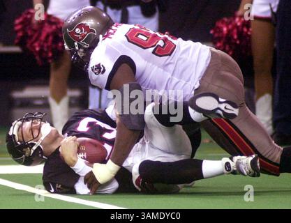 5 NOVEMBRE 2000 - FRANCOBOLLO, STATI UNITI - KRT SPORTS STORY SLUGGED: BUCCANEERS-FALCONS KRT FOTOGRAFIA DI KAREN SPARACIO/MACON TELEGRAPH (5 NOVEMBRE) ATLANTA, GEORGIA-- . Il quarterback dei Falcons Danny Kanell (13) fu svincolato da Anthony McFarland (92) dei Buccaneers durante il quarto quarto quarto della partita di Sunday. I Buccaneers batterono i Falcons 27-14. (MA) PL KD BL 2000 (Horiz) (lde) (immagine di credito: © Macon Telegraph/mct/ZUMAPRESS.com) Foto Stock