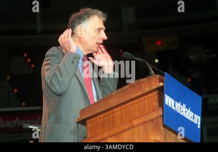 5 novembre 2000 - FRANCOBOLLO, Stati Uniti - KRT LA NOTIZIA degli Stati Uniti SLUGGED: NADER KRT FOTOGRAFIA DI LINDA D. EPSTEIN/KRT (5 novembre) WASHINGTON, DC-- il candidato del Partito Verde Ralph Nader ad una manifestazione al MCI Center domenica 5 novembre 2000. (KRT) PL KD BL 2000 (Horiz) (lde) (immagine di credito: © PHOTOGNOSOURCE/mct/ZUMAPRESS.com) Foto Stock