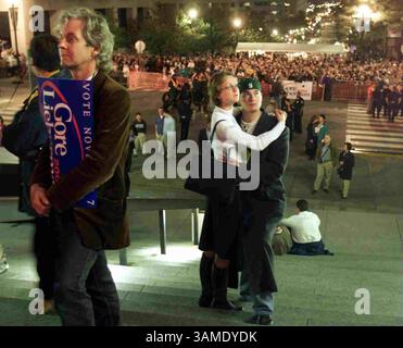 7 novembre 2000 - FRANCOBOLLO, Stati Uniti - (KRT102) KRT US NEWS STORY SLUGGED: ELN-GORE KRT FOTO DI CHUCK KENNEDY/KRT (7 novembre) NASHVILLE, TN -- Jennifer Hamilton e Erik Viergutz, sostenitori del Vice Presidente al Gore, ascoltate i risultati alla festa di Gore per le elezioni martedì 7 novembre 2000. (KRT) AP PL KD BL 2000 (Horiz) (gsb) (immagine di credito: © PHOTOGNOSOURCE/mct/ZUMAPRESS.com) Foto Stock