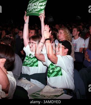 5 novembre 2000 - FRANCOBOLLO, Stati Uniti - KRT LA NOTIZIA degli Stati Uniti SLUGGED: NADER KRT FOTOGRAFIA DI LINDA D. EPSTEIN/KRT (5 novembre) WASHINGTON, DC-- Felton, residenti del Delaware Karen Gallagher, Left, e Suzy Harper danno il loro sostegno a Ralph Nader e al Green Party al MCI Center domenica 5 novembre 2000. (KRT) PL KD BL 2000 (Vert) (lde) (immagine di credito: © PHOTOGNOSOURCE/mct/ZUMAPRESS.com) Foto Stock