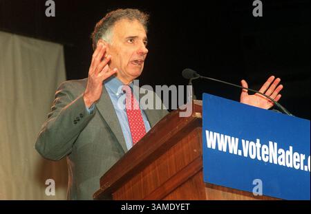 5 novembre 2000 - FRANCOBOLLO, Stati Uniti - KRT LA NOTIZIA degli Stati Uniti È SLUGGED: NADER KRT FOTOGRAFIA DI LINDA D. EPSTEIN/KRT (5 novembre) WASHINGTON, DC-- il candidato del Partito Verde Ralph Nader promuove lo stato per il Distretto di Columbia in un raduno al MCI Center domenica 5 novembre 2000. (KRT) PL KD BL 2000 (Horiz) (lde) (immagine di credito: © PHOTOGNOSOURCE/mct/ZUMAPRESS.com) Foto Stock