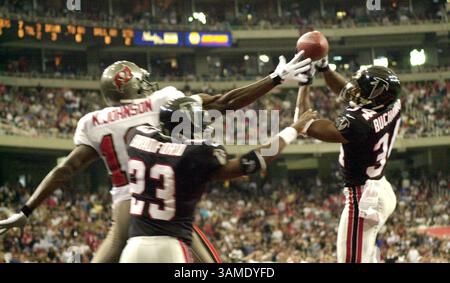 5 novembre 2000 - FRANCOBOLLO, Stati Uniti - (KRT4) KRT SPORTS STORY SLUGGED: BUCCANEERS-FALCONS KRT PHOTOGRAPH DI KAREN SPARACIO/MACON TELEGRAPH (5 novembre) ATLANTA, GEORGIA-- Falcons' Ray Buchanan (34) intercetta un passaggio destinato a Keyshawn Johnson dei Buccanneers nella end zone durante il secondo quarto della partita di domenica. I Buccaneers batterono i Falcons 27-14. (MA) AP PL KD BL 2000 (Horiz) (lde) (foto aggiuntive disponibili su KRT Direct, KRT/PressLink o su richiesta) (immagine di credito: © Macon Telegraph/mct/ZUMAPRESS.com) Foto Stock