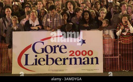 7 novembre 2000 - FRANCOBOLLO, Stati Uniti - (KRT101) LA NOTIZIA del KRT Stati Uniti È STATA BLOCCATA: ELN-GORE FOTO DEL KRT DI CHUCK KENNEDY/KRT (7 novembre) NASHVILLE, TN - i sostenitori del Vice Presidente al Gore ascoltano i risultati e l'intrattenimento alla festa di Gore per le elezioni martedì 7 novembre 2000. (KRT) PL KD 2000 (Horiz) (gsb) (immagine di credito: © PHOTOGNOSOURCE/mct/ZUMAPRESS.com) Foto Stock