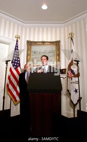15 novembre 2000 - FRANCOBOLLO, Stati Uniti - KRT LA NOTIZIA degli Stati Uniti È STATA BLOCCATA: ELN-GORE KRT FOTOGRAFIA DI CHUCK KENNEDY/KRT (15 novembre) WASHINGTON, D.C. -- il vicepresidente al Gore parla alla stampa nella sua residenza a Washington, D.C. mercoledì 15 novembre 2000. Il senatore Joe Lieberman sta dietro di lui. (KRT) PL BL KD 2000 (Vert) (mvw) (immagine di credito: © PHOTOGNOSOURCE/mct/ZUMAPRESS.com) Foto Stock