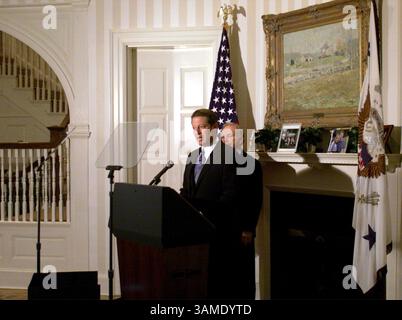 15 novembre 2000 - FRANCOBOLLO, Stati Uniti - KRT LA NOTIZIA degli Stati Uniti È STATA BLOCCATA: ELN-GORE KRT FOTOGRAFIA DI CHUCK KENNEDY/KRT (15 novembre) WASHINGTON, D.C. -- il vicepresidente al Gore parla alla stampa nella sua residenza a Washington, D.C. mercoledì 15 novembre 2000. Il running mate, il senatore Joe Lieberman, sta dietro di lui. (KRT) PL BL KD 2000 (Horiz) (mvw) (immagine di credito: © PHOTOGNOSOURCE/mct/ZUMAPRESS.com) Foto Stock