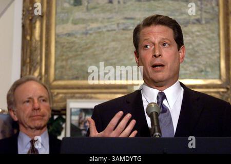 15 novembre 2000 - FRANCOBOLLO, Stati Uniti - KRT LA NOTIZIA degli Stati Uniti È STATA BLOCCATA: ELN-GORE KRT FOTOGRAFIA DI CHUCK KENNEDY/KRT (15 novembre) WASHINGTON, D.C. -- il vicepresidente al Gore parla alla stampa nella sua residenza a Washington, D.C. mercoledì 15 novembre 2000. Il senatore Joe Lieberman sta dietro di lui. (KRT) PL BL KD 2000 (Horiz) (mvw) (immagine di credito: © PHOTOGNOSOURCE/mct/ZUMAPRESS.com) Foto Stock