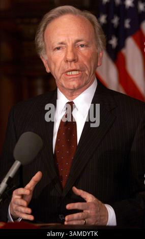26 novembre 2000 - FRANCOBOLLO, Stati Uniti - KRT LA NOTIZIA degli Stati Uniti È BLOCCATA: IL PRESIDENTE ELN KRT FOTOGRAFIA DI CHUCK KENNEDY/KRT (novembre 26) WASHINGTON, D.C. - il candidato democratico alla vicepresidenza, il senatore Joe Lieberman, fa osservazioni all'Hay Adams Hotel a Washington DC, a seguito della certificazione dei voti in Florida da parte del suo segretario di stato. La campagna presidenziale ora si sposterà nei tribunali, compresa la Corte Suprema degli Stati Uniti, dove sono previste discussioni per la prossima settimana. (KRT) PL BL KD 2000 (Vert) (mvw) (immagine di credito: © PHOTOGNOSOURCE/mct/ZUMAPRESS.com) Foto Stock